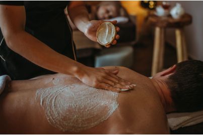 Masaż Relaksacyjny tyłu ciała oraz stóp ciepłym olejem + peeling całego ciała - 90 minut - dla niego