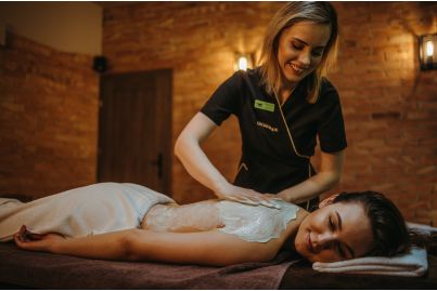 Masaż Relaksacyjny tyłu ciała oraz stóp ciepłym olejem + peeling całego ciała - 90 minut - dla niej